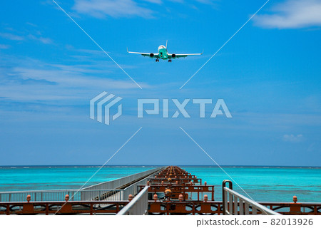 Shimojishima 17 END A spectacular view of an airplane on the beach 82013926