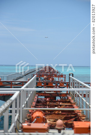 Shimojishima 17 END A spectacular view of an airplane on the beach 82013927