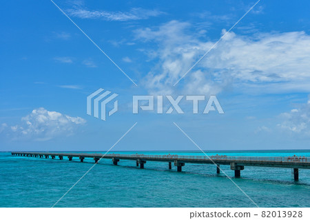 Shimojishima 17 END A spectacular view of an airplane on the beach 82013928