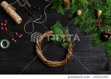 Manufacturer of Christmas decor with their own hands. Christmas wreath for the holiday. The new year celebration. Top view 82015301