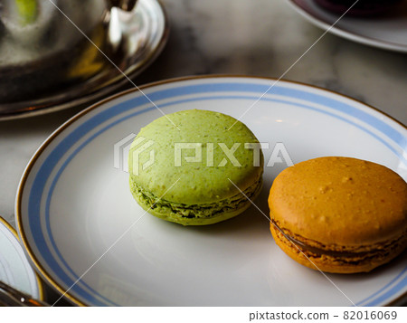 Pistachio and caramel macaroons Pistachio and caramel macaroons 82016069