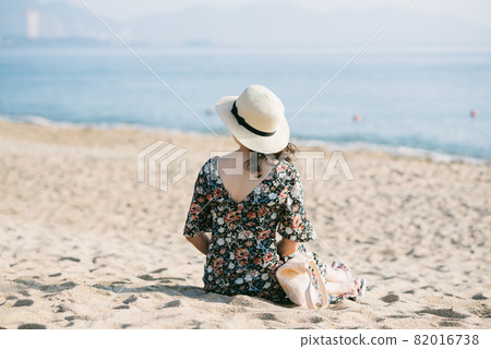 Young woman on sandy beach 82016738