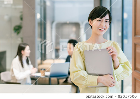 Business woman working in the office Photo cooperation: WEEK Shibadaimon (Sun Frontier Fudousan) 82017500