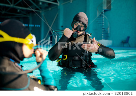 Female diver and male divemaster, diving school 82018801