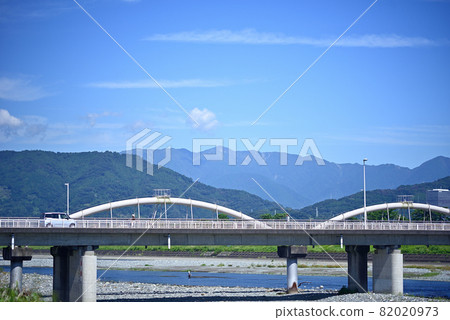 秋天的佐川川和丹澤山脈 82020973