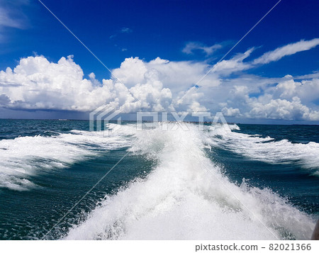 paisaje de mar con olas creadas por un barco y un cielo precioso de nubes de fondo 82021366