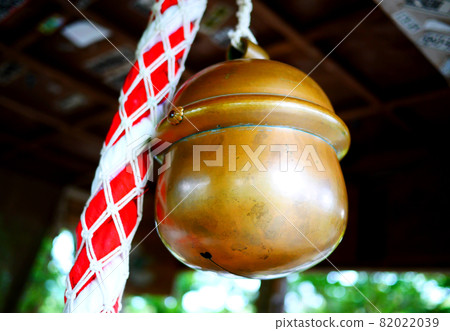 在神社或寺院內揮舞舊金鐘祈禱的場景 82022039
