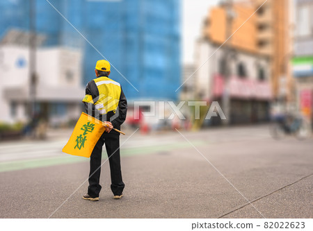 [國內] 後面有一個過路守衛，上面掛著寫著學校的黃旗。 82022623