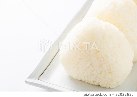 Simple rice balls and salted rice balls. (White background) 82022653