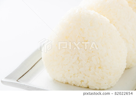 Simple rice balls and salted rice balls. (White background) Simple rice balls and salted rice balls. (White background) 82022654