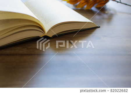放在木桌上的一本打開的書 82022682