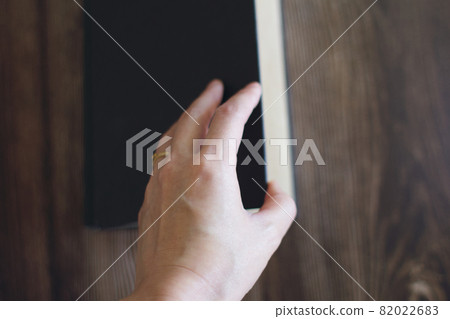 打開書的封面 82022683
