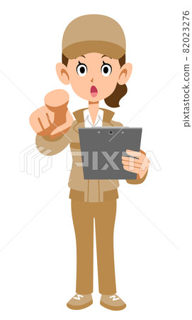 一個穿著米色工作服的女人的全身指著文件 82023276