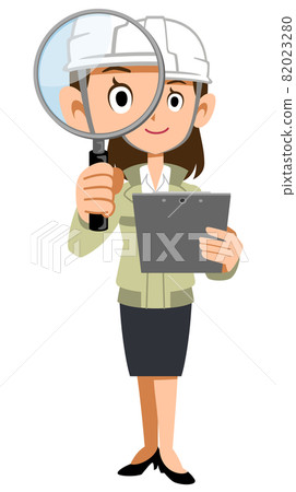 一個女人在建築店的全身，戴著頭盔，拿著文件，看著放大鏡 82023280