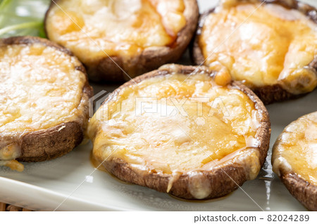 Grilled shiitake mushrooms with cheese. 82024289