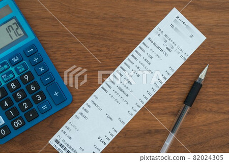 Shopping receipts Soaring prices, rising prices, rising prices of daily necessities, consumer life Shopping receipts Soaring prices, rising prices, rising prices of daily necessities, consumer life 82024305