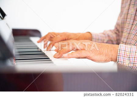 彈鋼琴的老人的手 彈鋼琴的老人的手 82024331