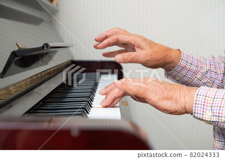 彈鋼琴的老人的手 彈鋼琴的老人的手 82024333