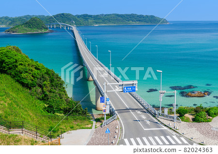 山口縣下關市 鈷藍色的大海和清澈的角島大橋 山口縣下關市 鈷藍色的大海和清澈的角島大橋 82024363