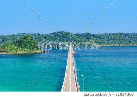 山口縣下關市 鈷藍色的大海和清澈的角島大橋 82024366