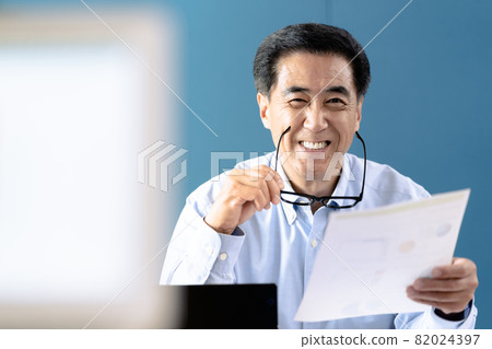看文書工作的人 看文書工作的人 82024397