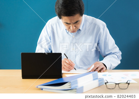 看文書工作的人 看文書工作的人 82024403