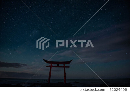 被星星照亮的牌坊 被星星照亮的牌坊 82024406