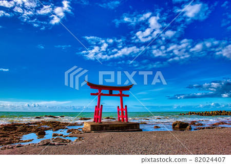 漂浮在天空和大海上的牌坊 漂浮在天空和大海上的牌坊 82024407