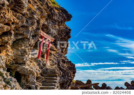 從懸崖上眺望大海的神社 從懸崖上眺望大海的神社 82024408