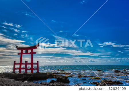 漂浮在天空和大海上的牌坊 漂浮在天空和大海上的牌坊 82024409