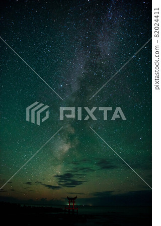 被星星照亮的牌坊 被星星照亮的牌坊 82024411