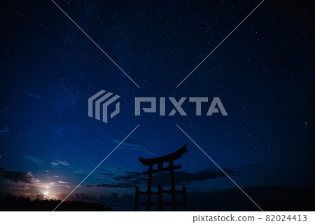 被星星照亮的牌坊 被星星照亮的牌坊 82024413