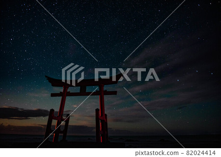 被星星照亮的牌坊 被星星照亮的牌坊 82024414
