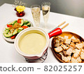 家庭聚會食品，包括香檳和奶酪火鍋 82025257