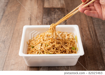 杯炒麵，醬汁，拌勻 82025463