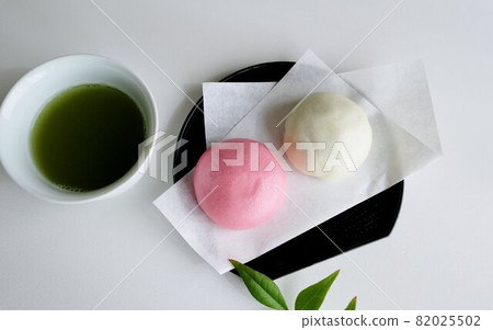 Japanese sweets, soft and healing red and white steamed buns 82025502