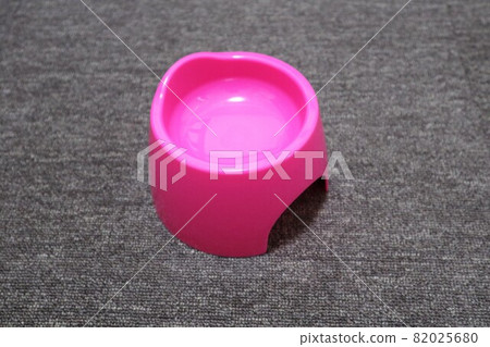 A high tableware plate that dogs can eat in a comfortable position A high tableware plate that dogs can eat in a comfortable position 82025680