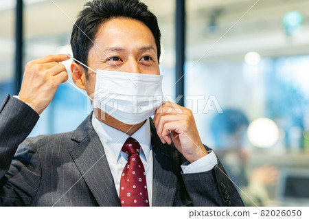 Businessman wearing a mask Photo cooperation: WEEK Shibadaimon (Sun Frontier Fudousan) 82026050