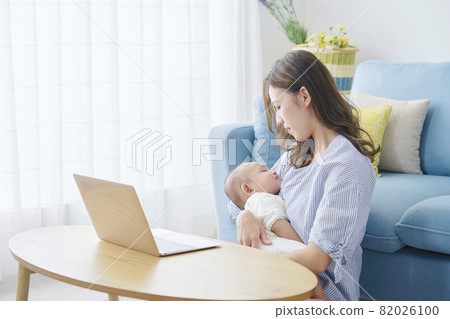 抱著嬰兒的母親 82026100