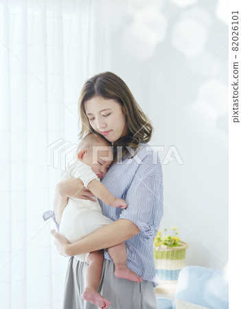 媽媽抱著一個嬰兒 82026101