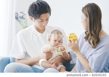 Couple playing with baby 82026103