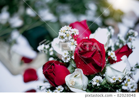 Wedding flowers Bouquet of fresh roses, flower bright background 82028048
