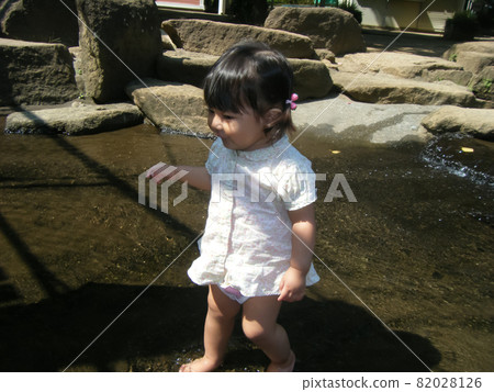 1 year old, playing in water, summer holiday 82028126