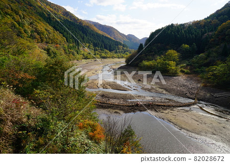 A dry dam in the mountains 82028672