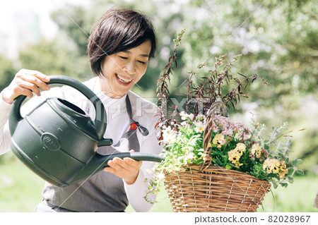 從事花卉護理、集體種植和園藝的日本婦女 82028967