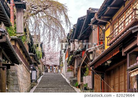 Old town Kyoto, the Higashiyama District during sakura season Old town Kyoto, the Higashiyama District during sakura season 82029664