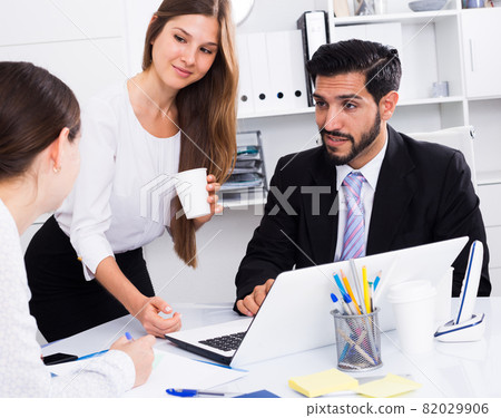 Business colleagues at joint meeting 82029906