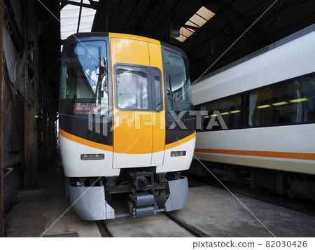 存放在車庫的特快列車 82030426