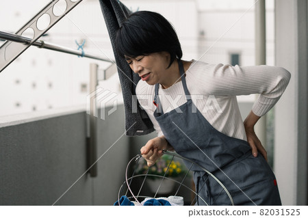 Image of a housewife who feels back pain / back pain 82031525