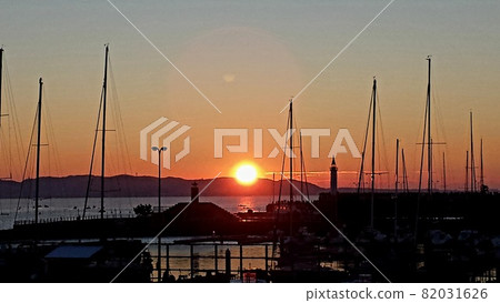 Watch the first sunrise of the year from Enoshima in Fujisawa City, Kanagawa Prefecture to the Miura Peninsula [New Year's Day] 82031626